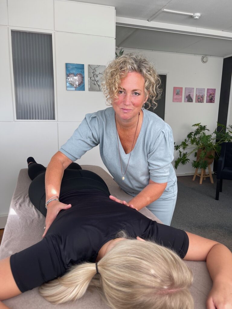 Haptonomie Marit Maas behandeling aan het geven.